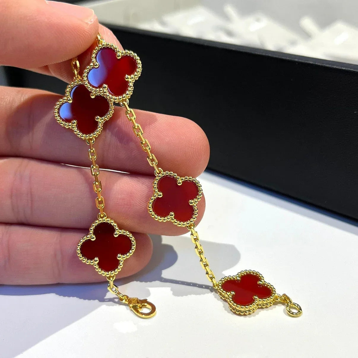 [Zalyn]LUCKY CLOVER 5-MOTIF BRACELET - RED CARNELIAN COLLECTION