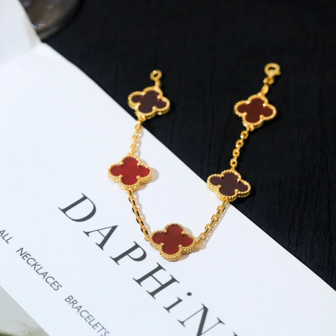 [Zalyn]LUCKY CLOVER 5-MOTIF BRACELET - RED CARNELIAN COLLECTION