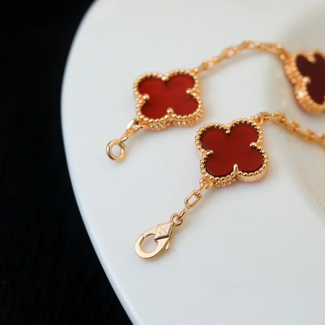 [Zalyn]LUCKY CLOVER 5-MOTIF BRACELET - RED CARNELIAN COLLECTION