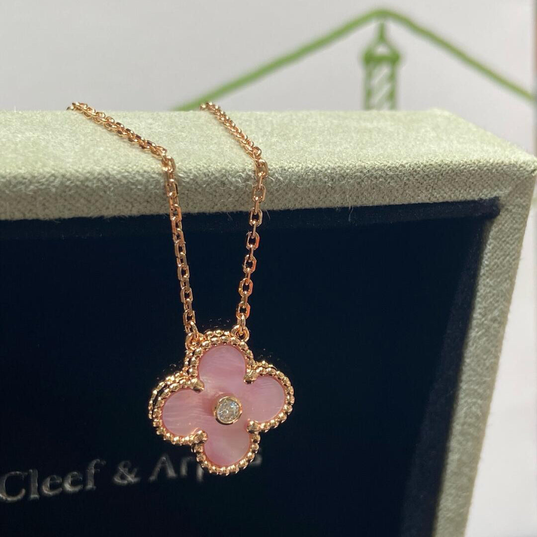 [Zalyn Jewelry ]CLOVER 15MM DIAMOND PINK MOP NECKLACE