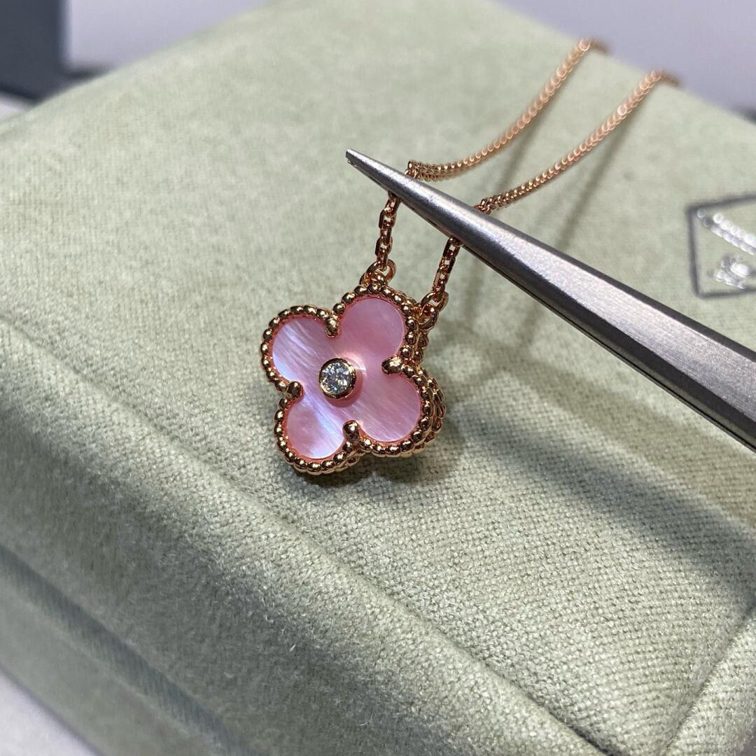[Zalyn Jewelry ]CLOVER 15MM DIAMOND PINK MOP NECKLACE