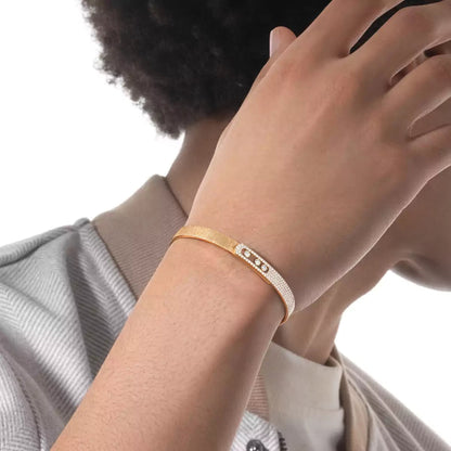 [Zalyn]MOVE NOA CISELÉ HALF-PAVÉ DIAMOND BANGLE BRACELET