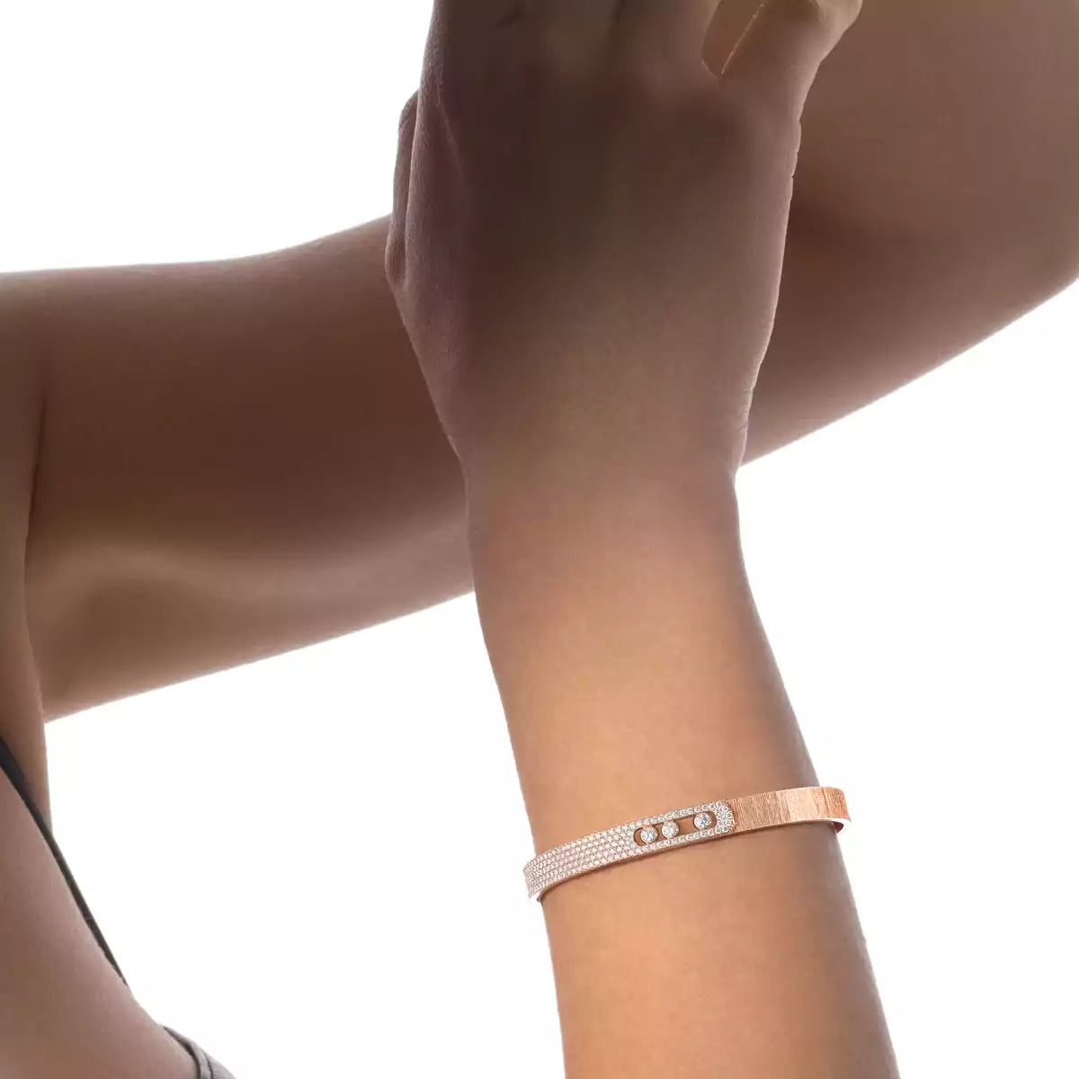 [Zalyn]MOVE NOA CISELÉ HALF-PAVÉ DIAMOND BANGLE BRACELET