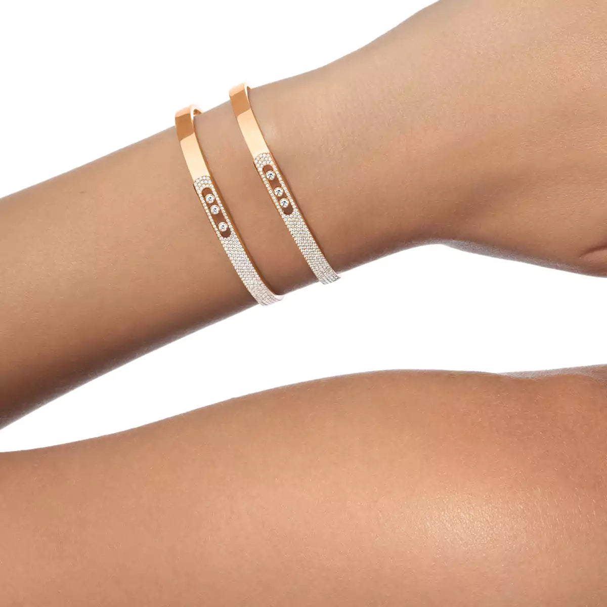 [Zalyn]MOVE NOA PAVÉ DIAMOND BANGLE BRACELET