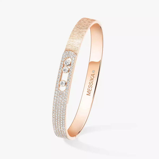 [Zalyn]MOVE NOA CISELÉ HALF-PAVÉ DIAMOND BANGLE BRACELET