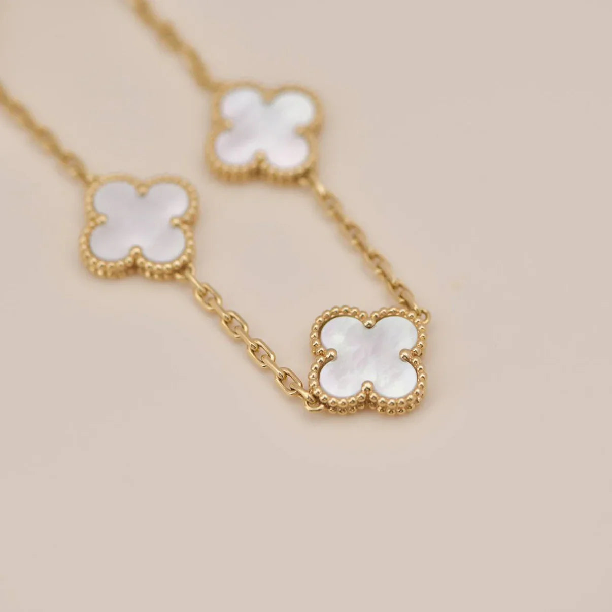 [Zalyn]LUCKY CLOVER 5-MOTIF BRACELET - WHITE MOTHER-OF-PEARL COLLECTION