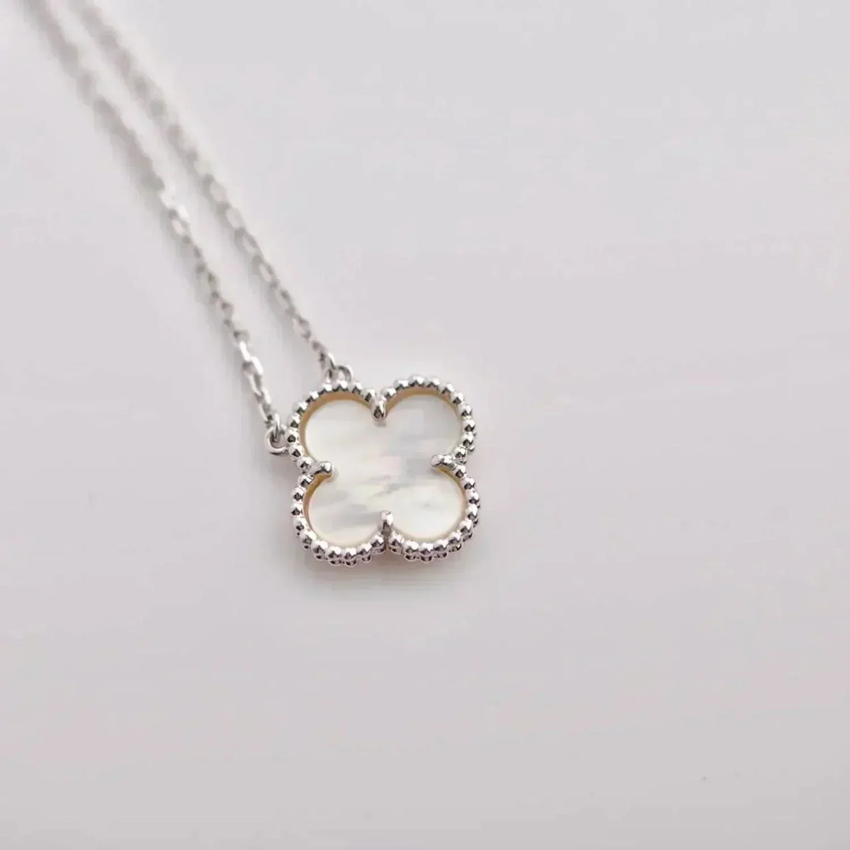 [Zalyn Jewelry ]CLOVER  15MM WHITE MOTHER-OF-PEARL SILVER