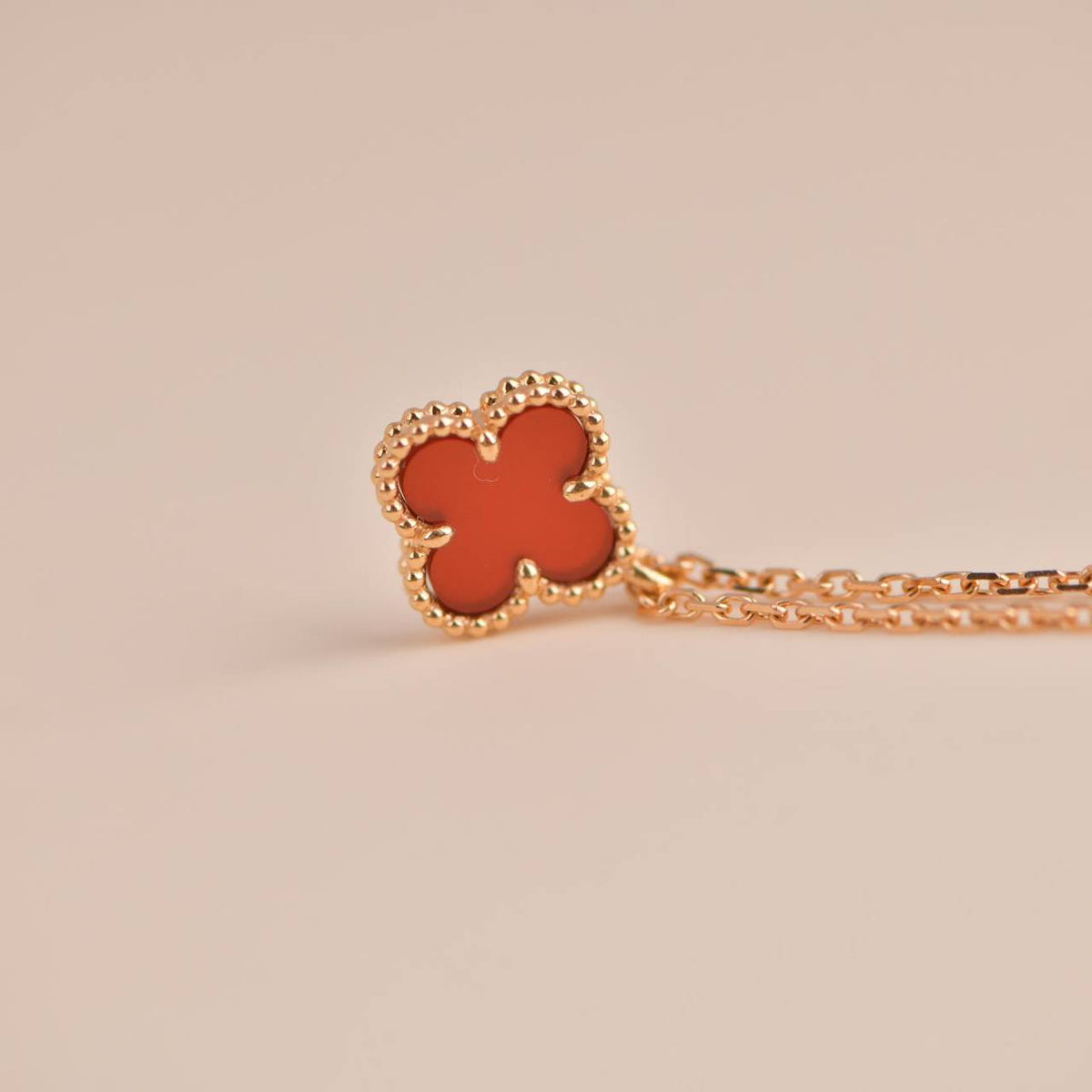 [Zalyn Jewelry ]CLOVER MINI 9.5MM WHITE CARNELIANS NECKLACE