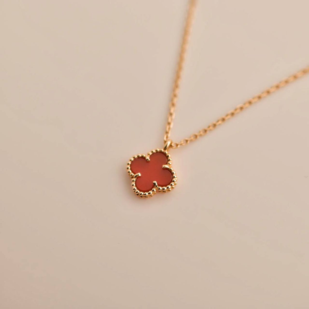[Zalyn Jewelry ]CLOVER MINI 9.5MM WHITE CARNELIANS NECKLACE