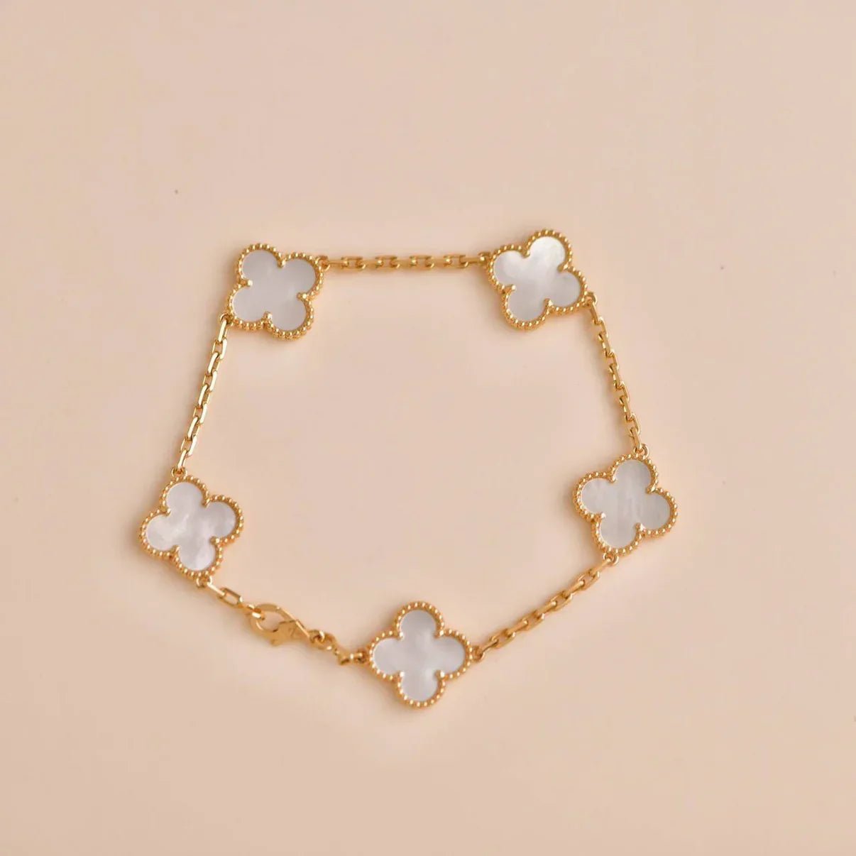 [Zalyn]LUCKY CLOVER 5-MOTIF BRACELET - WHITE MOTHER-OF-PEARL COLLECTION