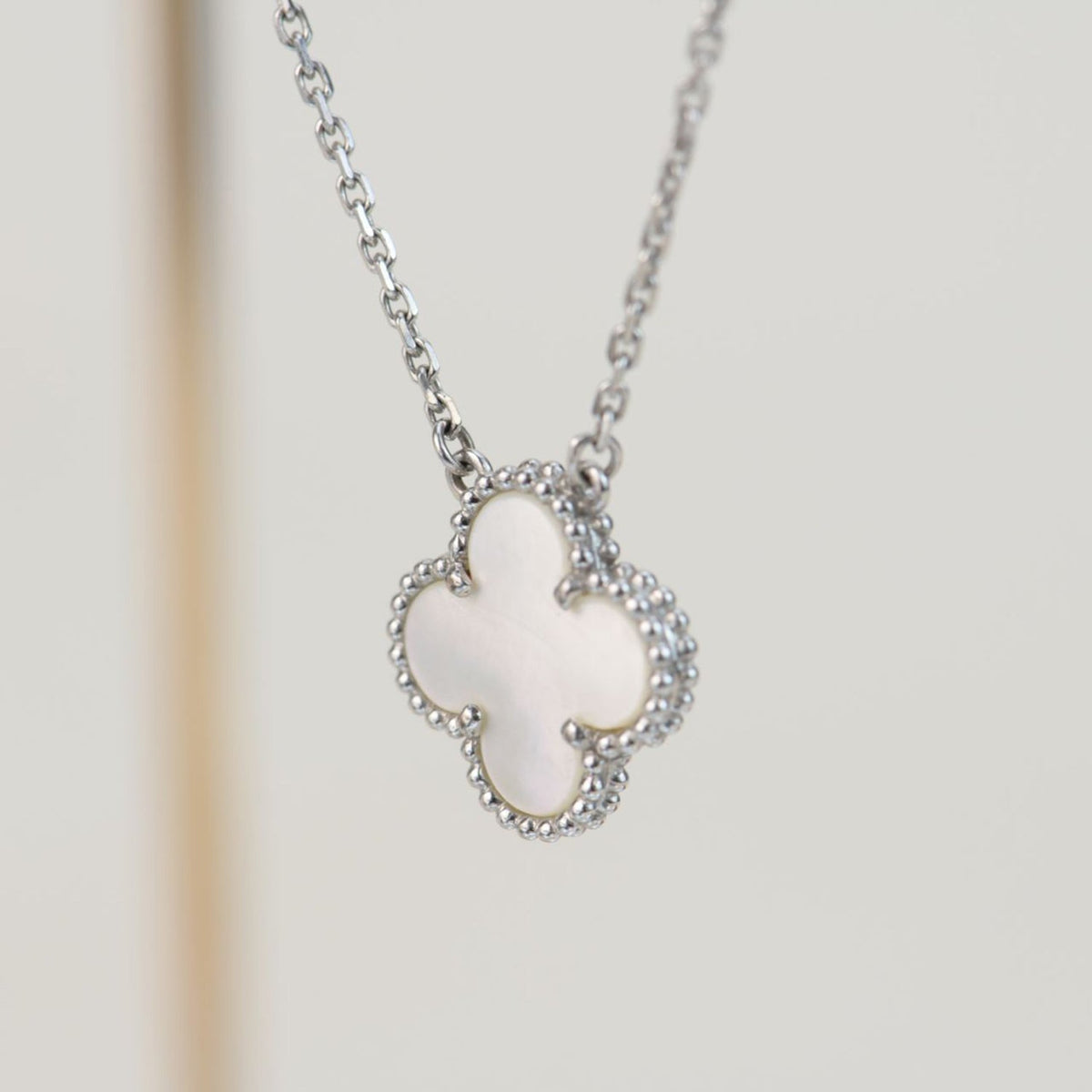 [Zalyn Jewelry ]CLOVER  15MM WHITE MOTHER-OF-PEARL SILVER