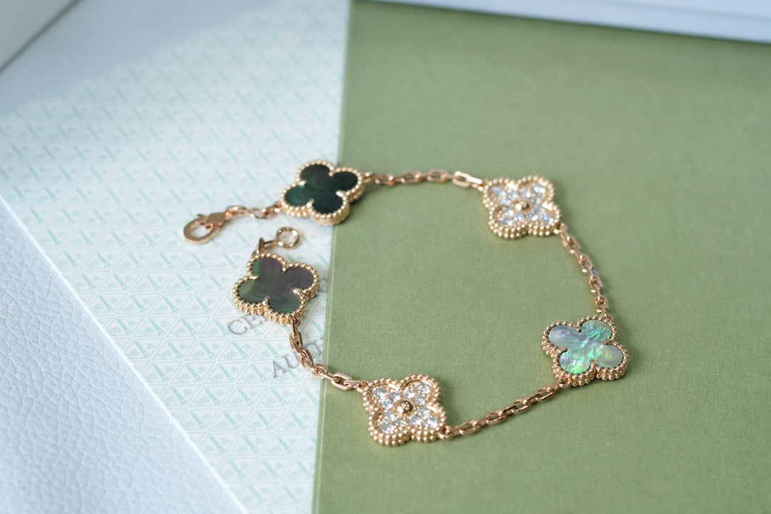 [Zalyn]LUCKY CLOVER 5-MOTIF BRACELET - GREY MOTHER-OF-PEARL COLLECTION