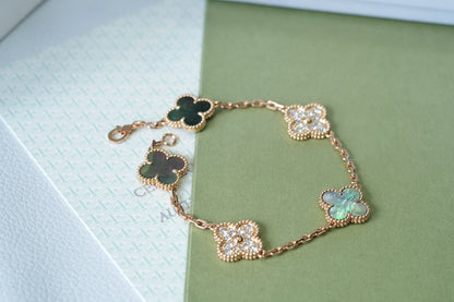 [Zalyn]LUCKY CLOVER 5-MOTIF BRACELET - GREY MOTHER-OF-PEARL COLLECTION