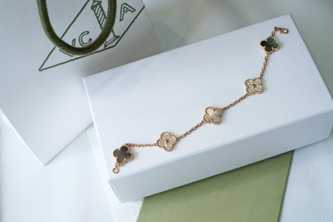 [Zalyn]LUCKY CLOVER 5-MOTIF BRACELET - GREY MOTHER-OF-PEARL COLLECTION