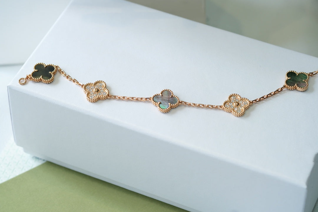 [Zalyn]LUCKY CLOVER 5-MOTIF BRACELET - GREY MOTHER-OF-PEARL COLLECTION