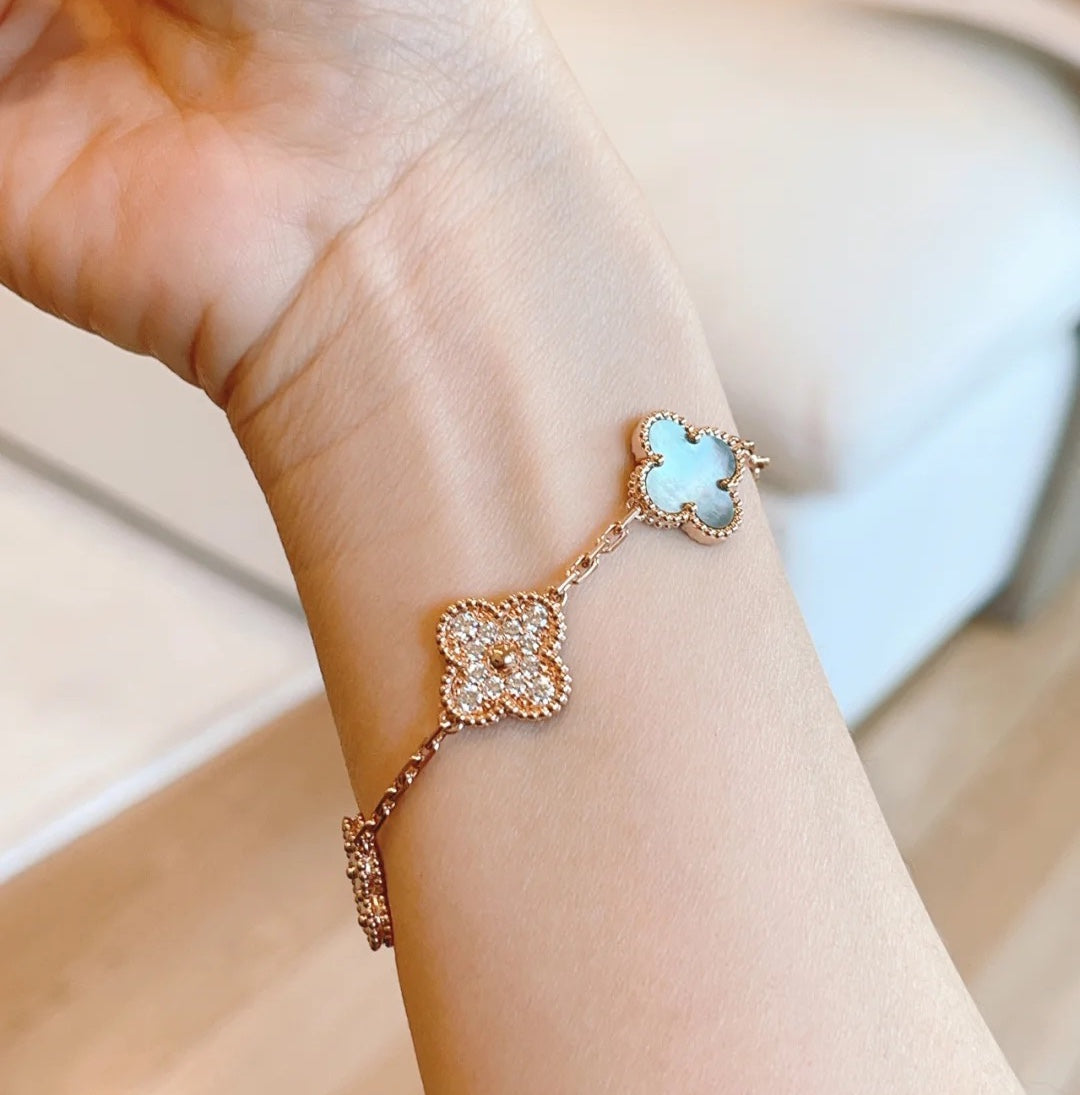 [Zalyn]LUCKY CLOVER 5-MOTIF BRACELET - GREY MOTHER-OF-PEARL COLLECTION