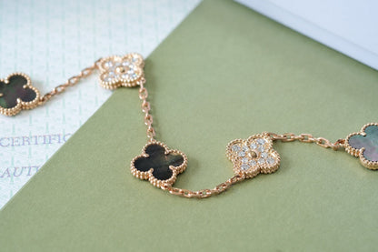 [Zalyn]LUCKY CLOVER 5-MOTIF BRACELET - GREY MOTHER-OF-PEARL COLLECTION