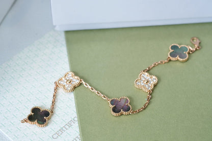 [Zalyn]LUCKY CLOVER 5-MOTIF BRACELET - GREY MOTHER-OF-PEARL COLLECTION