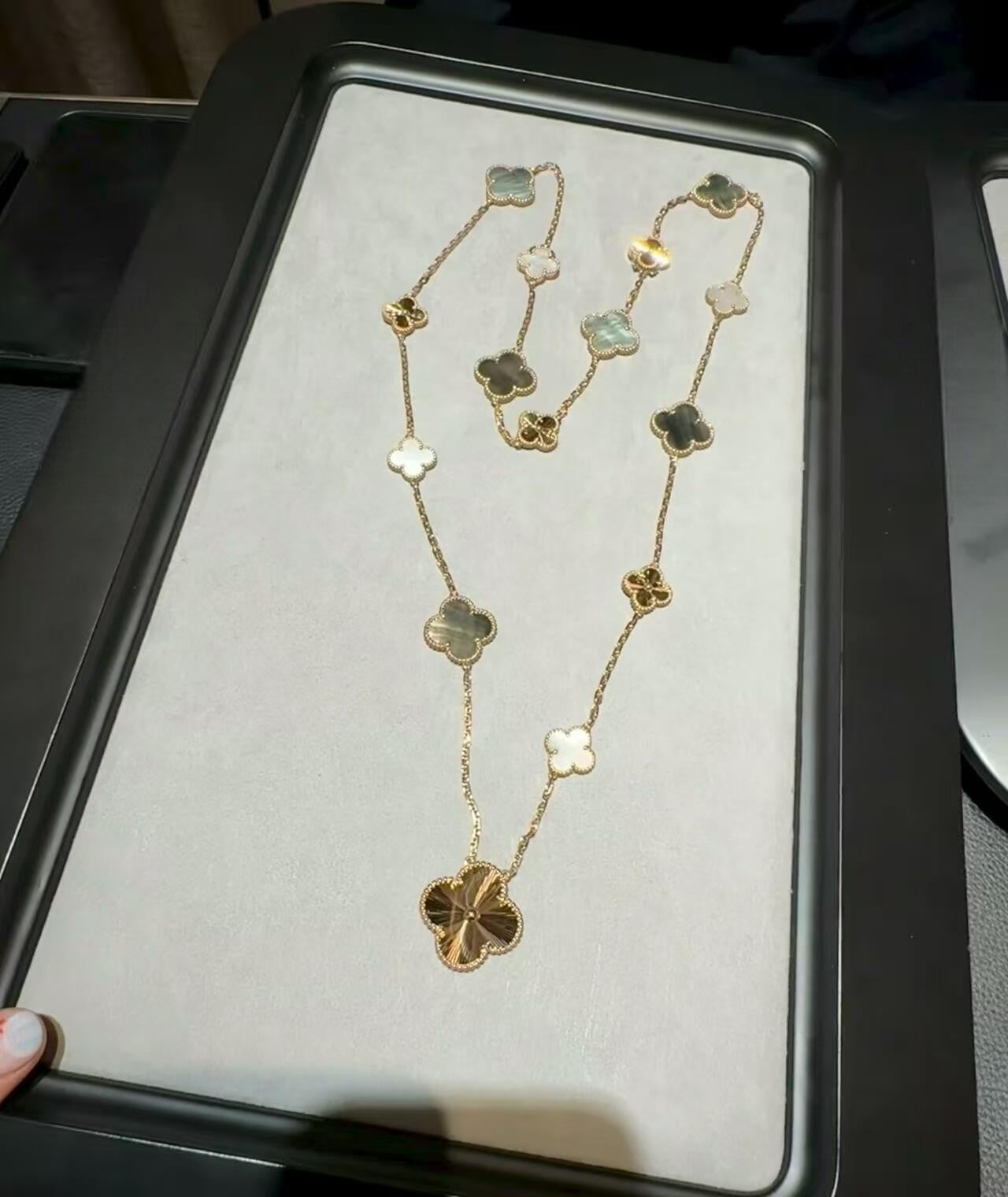 [Zalyn]DETACHABLE 15-MOTIF CLOVER STATEMENT SET - GREY MOTHER-OF-PEARL & LASER