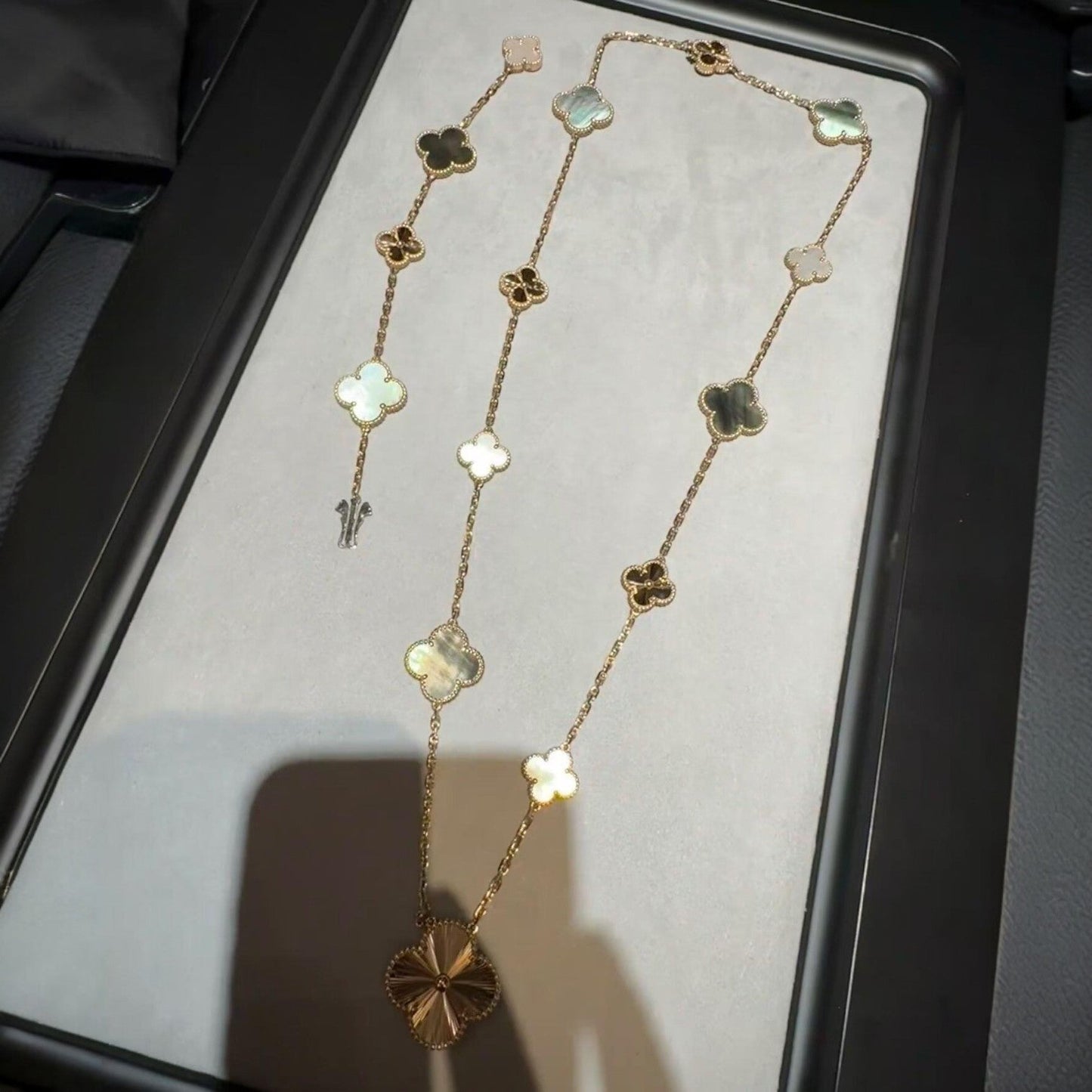 [Zalyn]DETACHABLE 15-MOTIF CLOVER STATEMENT SET - GREY MOTHER-OF-PEARL & LASER