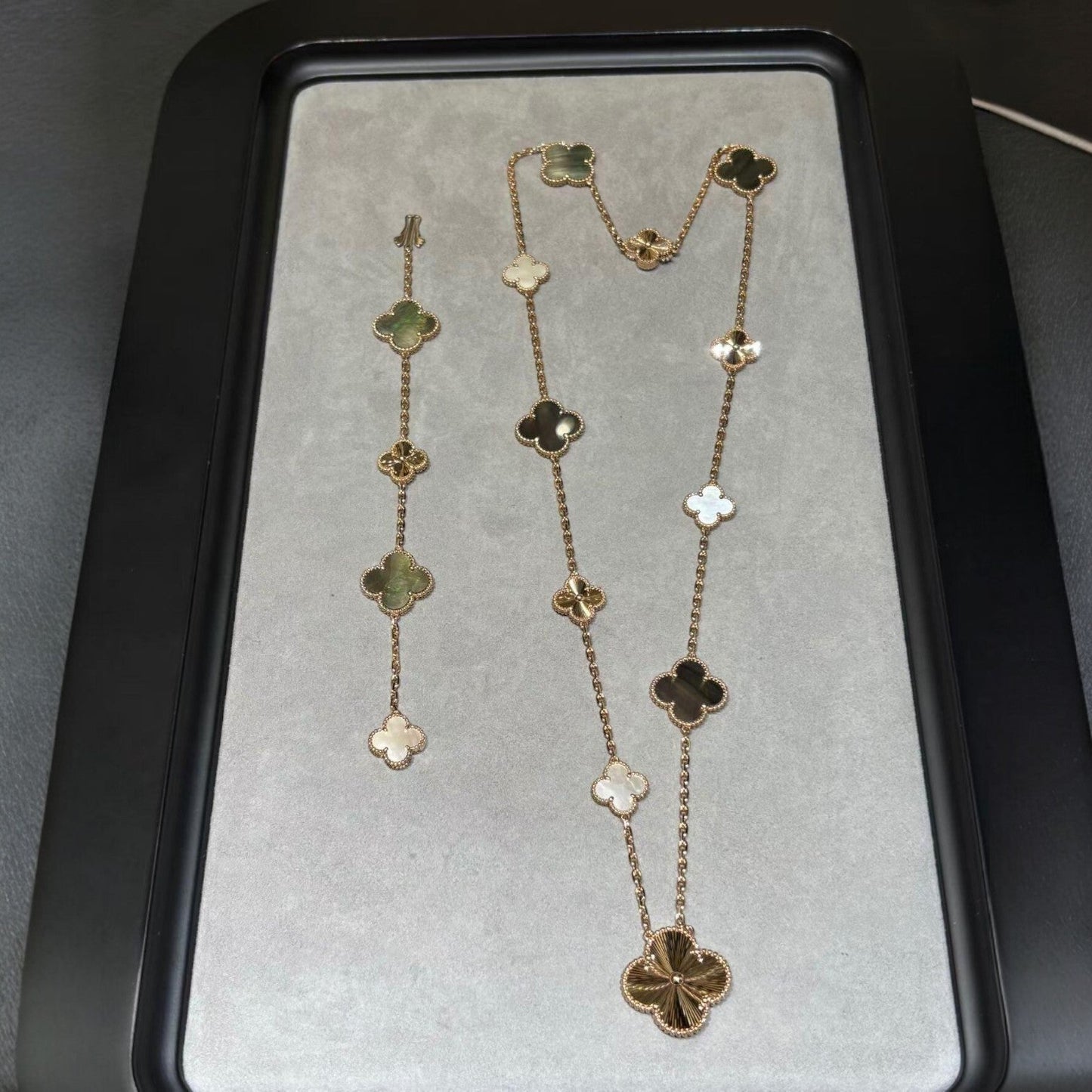 [Zalyn]DETACHABLE 15-MOTIF CLOVER STATEMENT SET - GREY MOTHER-OF-PEARL & LASER