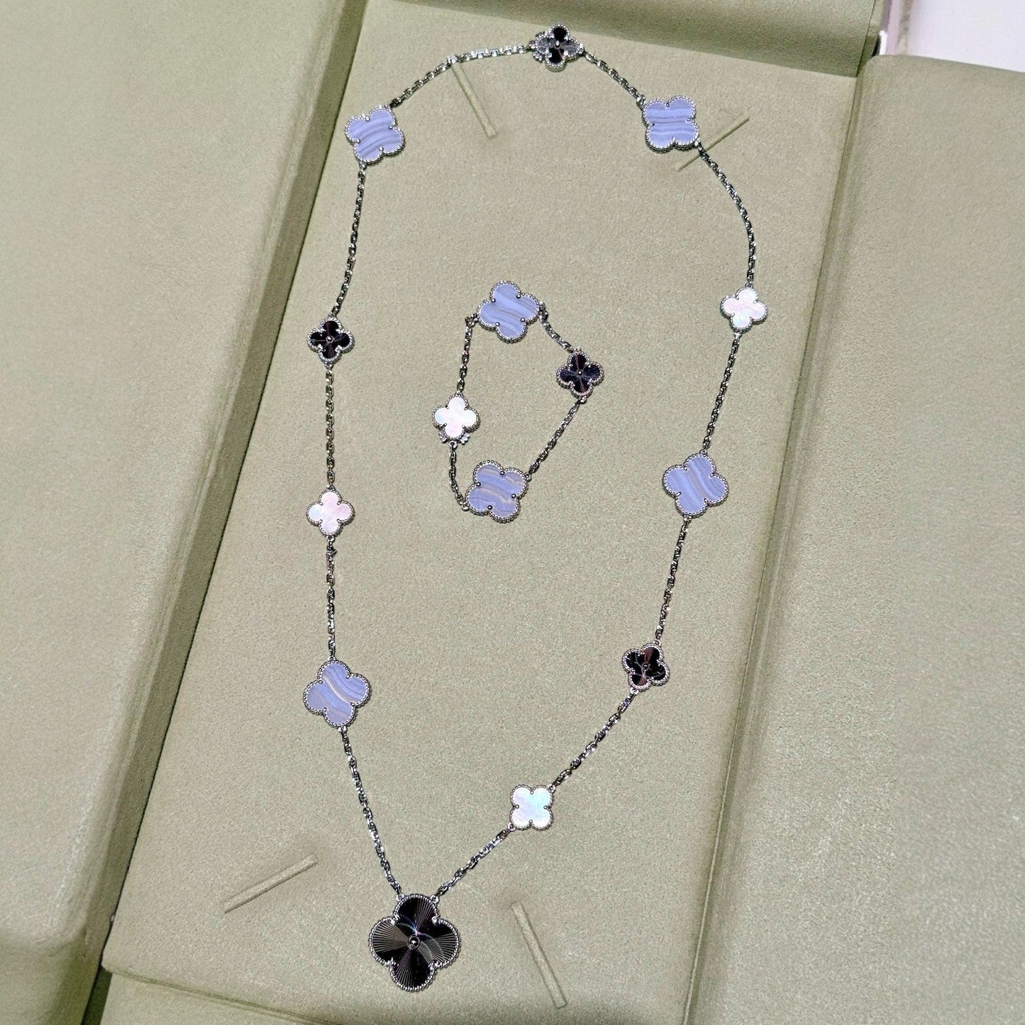 [Zalyn]DETACHABLE 15-MOTIF CLOVER STATEMENT SET - PURPLE CHALCEDONY & LASER