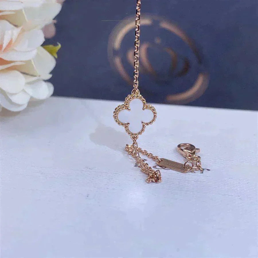 [Zalyn Jewelry ]CLOVER WHITE MOP SINGLE FLOWER BRACELET