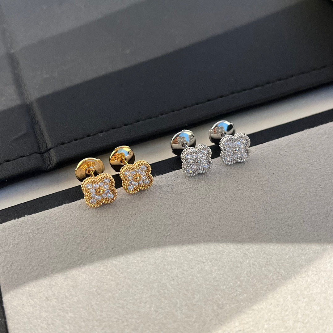 [Zalyn Jewelry ]CLOVER MINI DIAMOND STUD EARRINGS