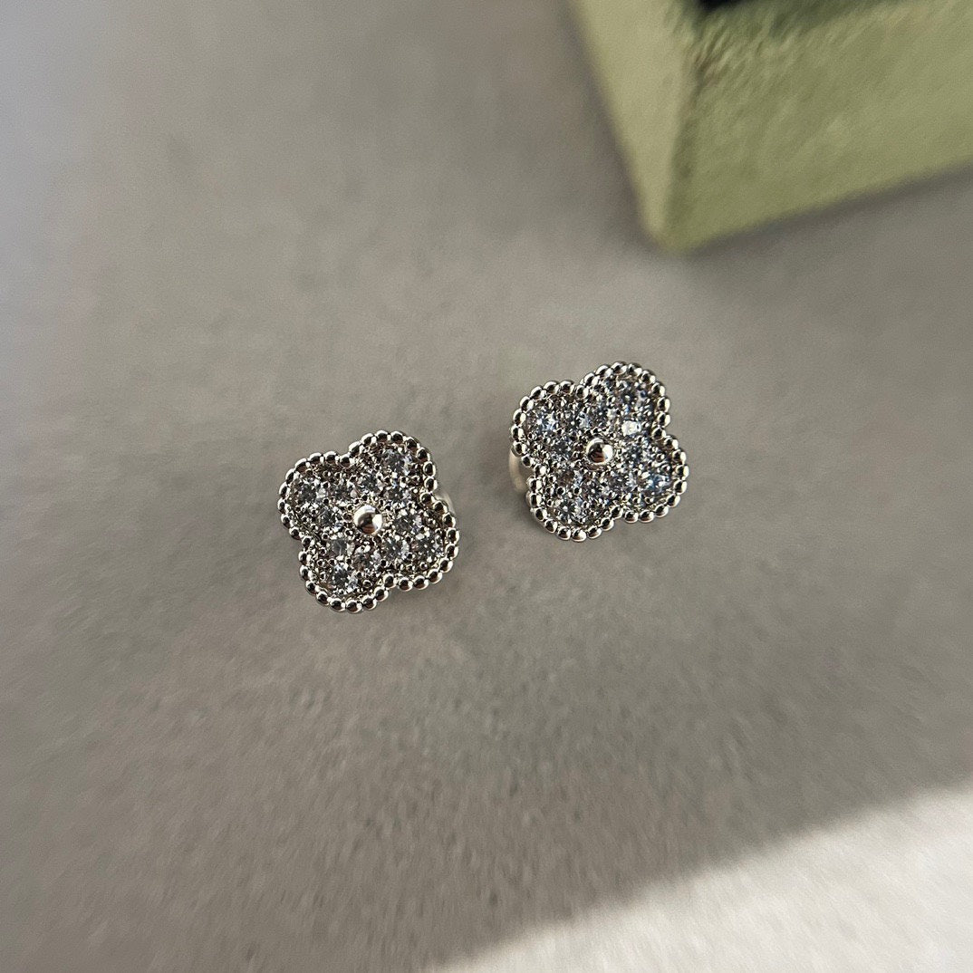 [Zalyn Jewelry ]CLOVER MINI DIAMOND STUD EARRINGS