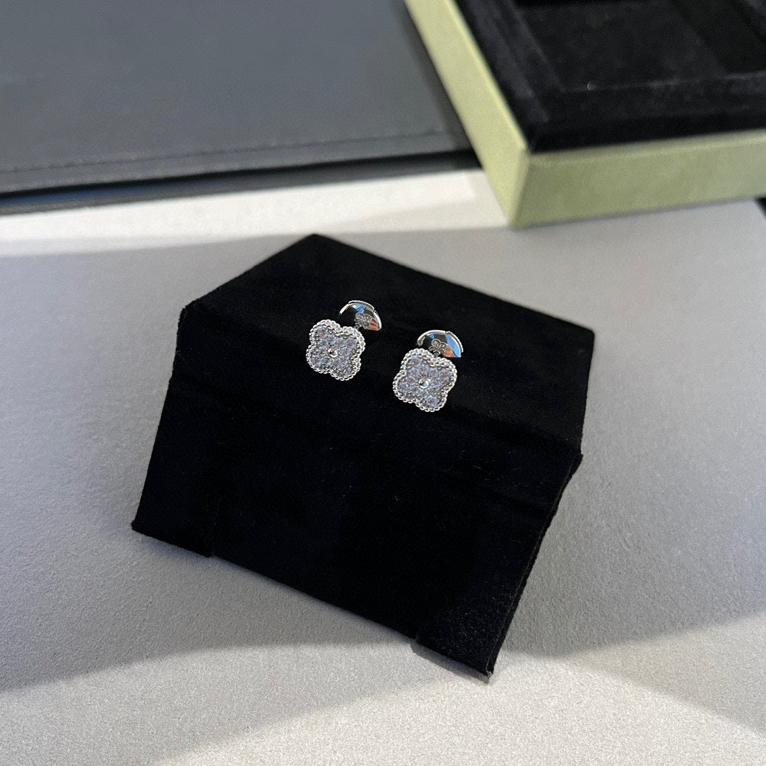 [Zalyn Jewelry ]CLOVER MINI DIAMOND STUD EARRINGS