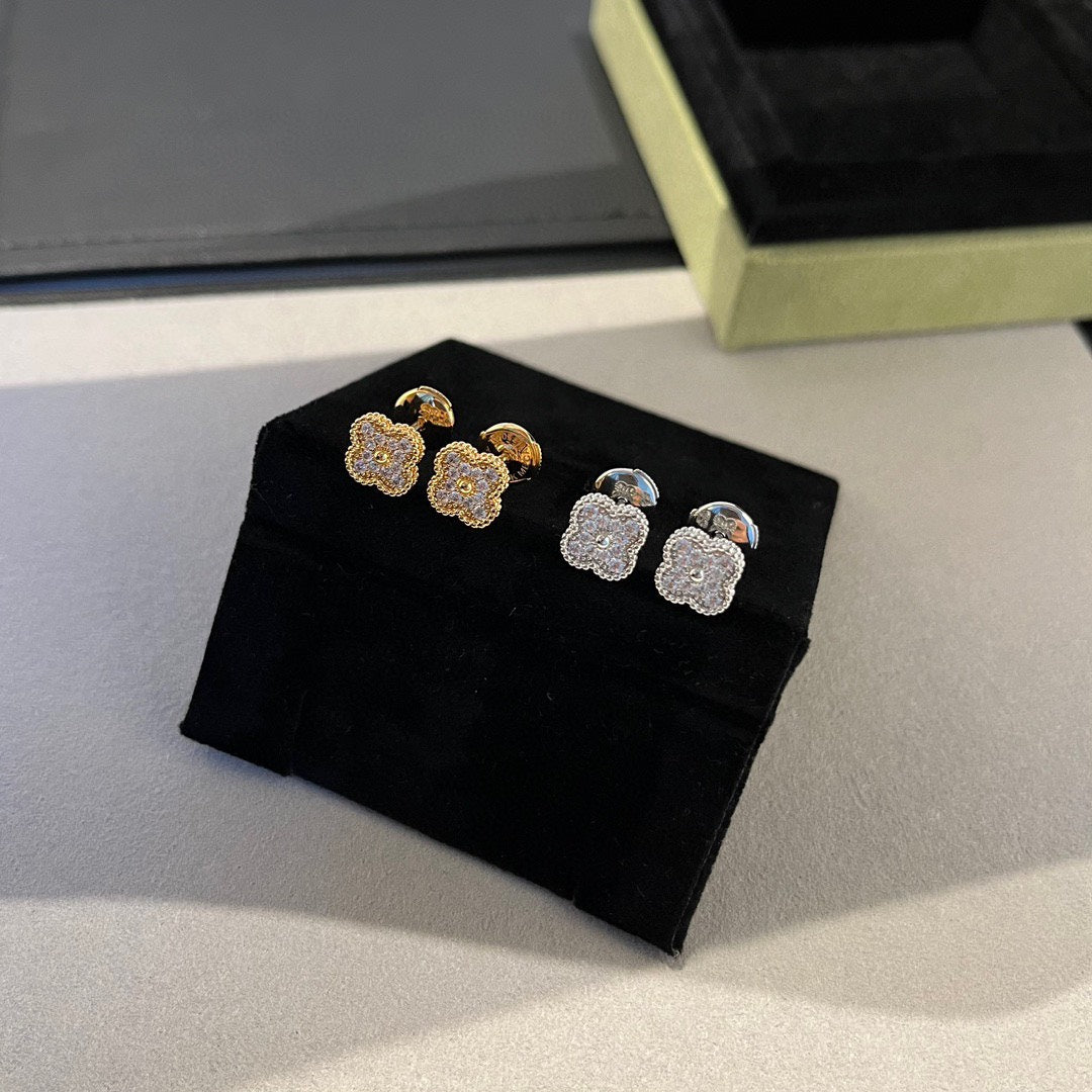 [Zalyn Jewelry ]CLOVER MINI DIAMOND STUD EARRINGS
