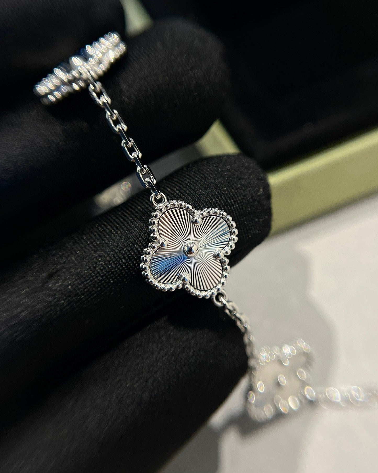 [Zalyn]LUCKY CLOVER 5-MOTIF BRACELET - LASER COLLECTION