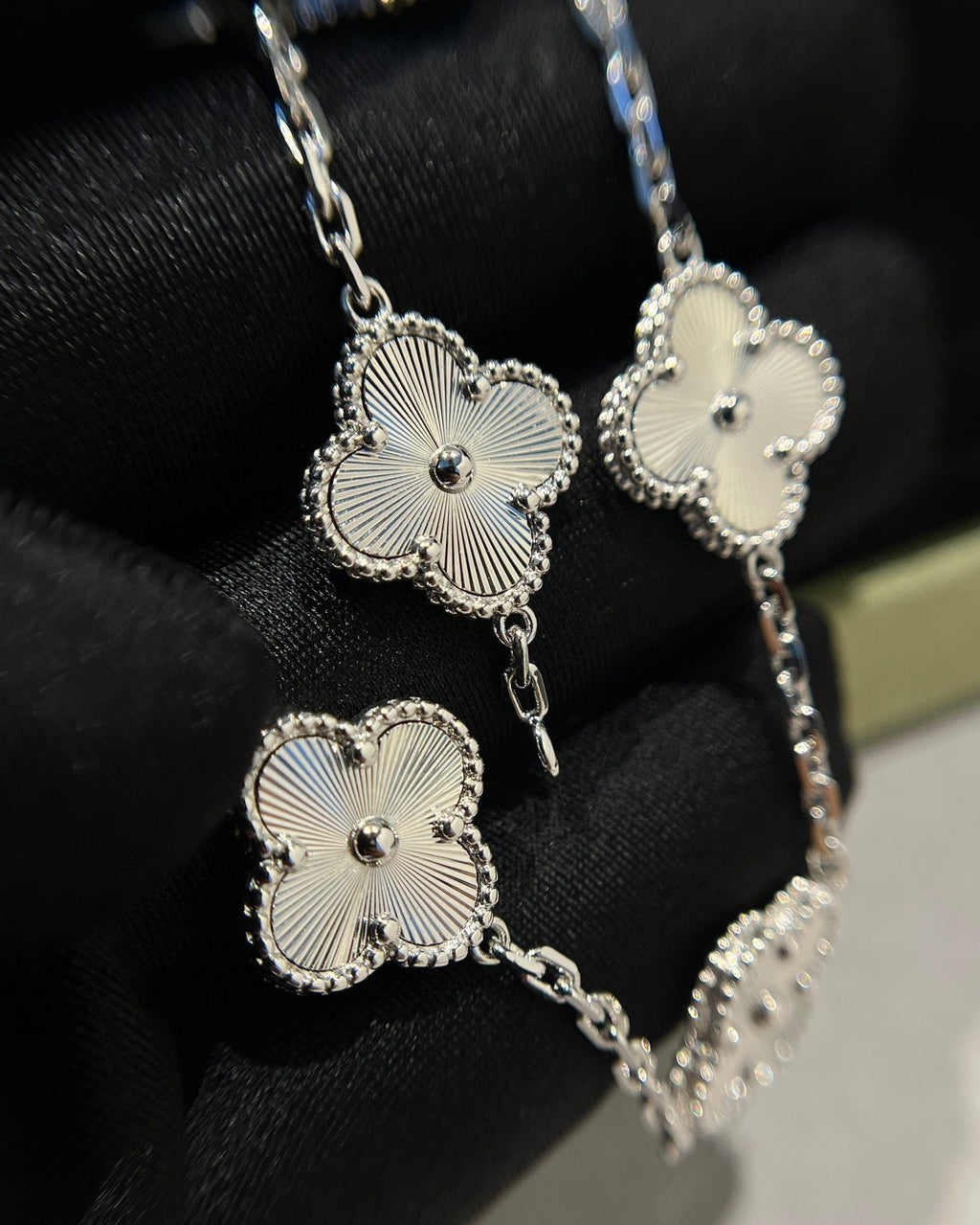 [Zalyn Jewelry ] CLOVER 5 MOTIF LASER BRACELET COLLECTION