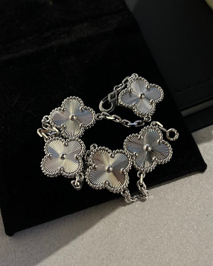 [Zalyn]LUCKY CLOVER 5-MOTIF BRACELET - LASER COLLECTION