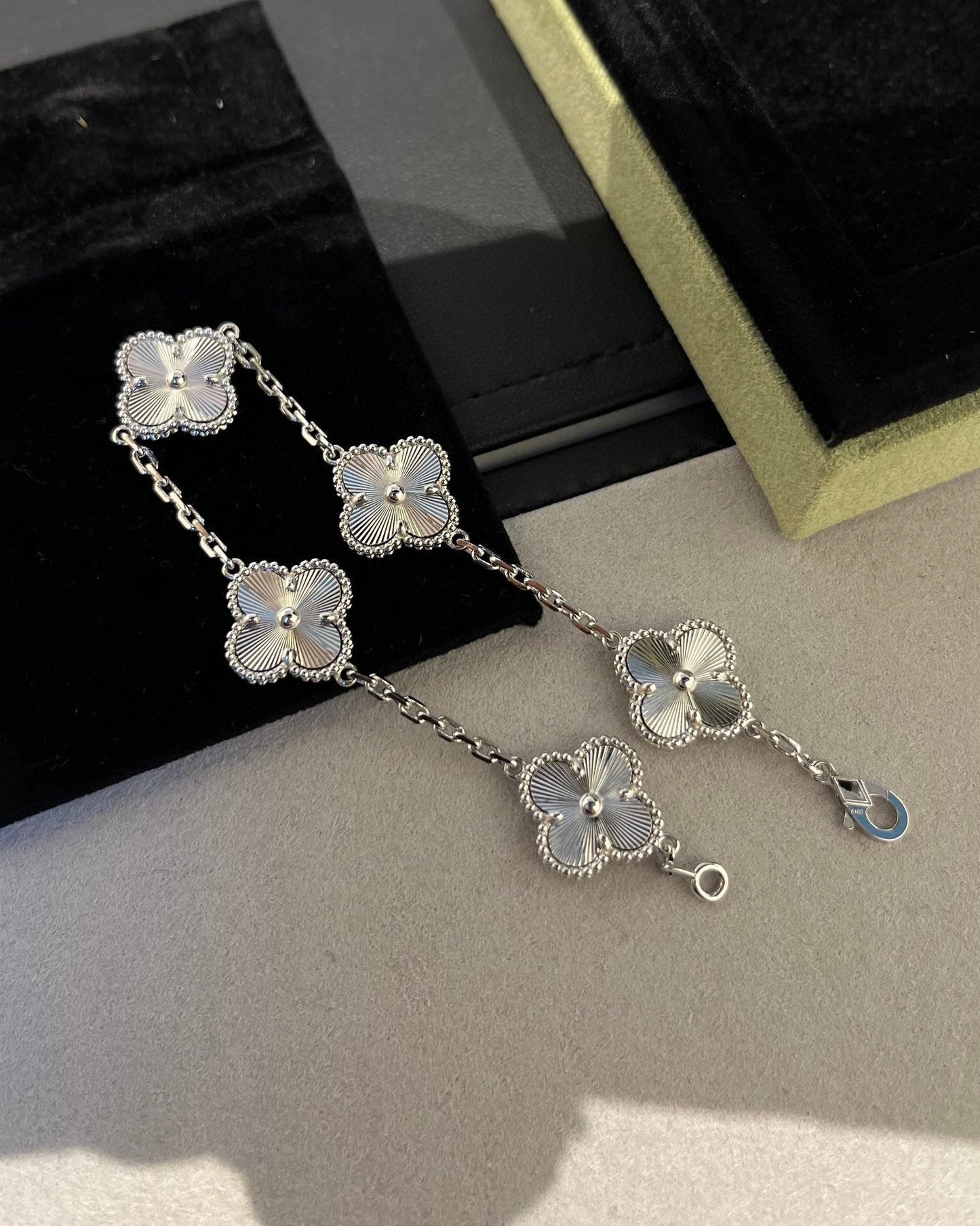 [Zalyn]LUCKY CLOVER 5-MOTIF BRACELET - LASER COLLECTION