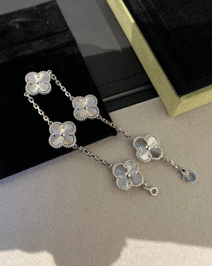 [Zalyn]LUCKY CLOVER 5-MOTIF BRACELET - LASER COLLECTION