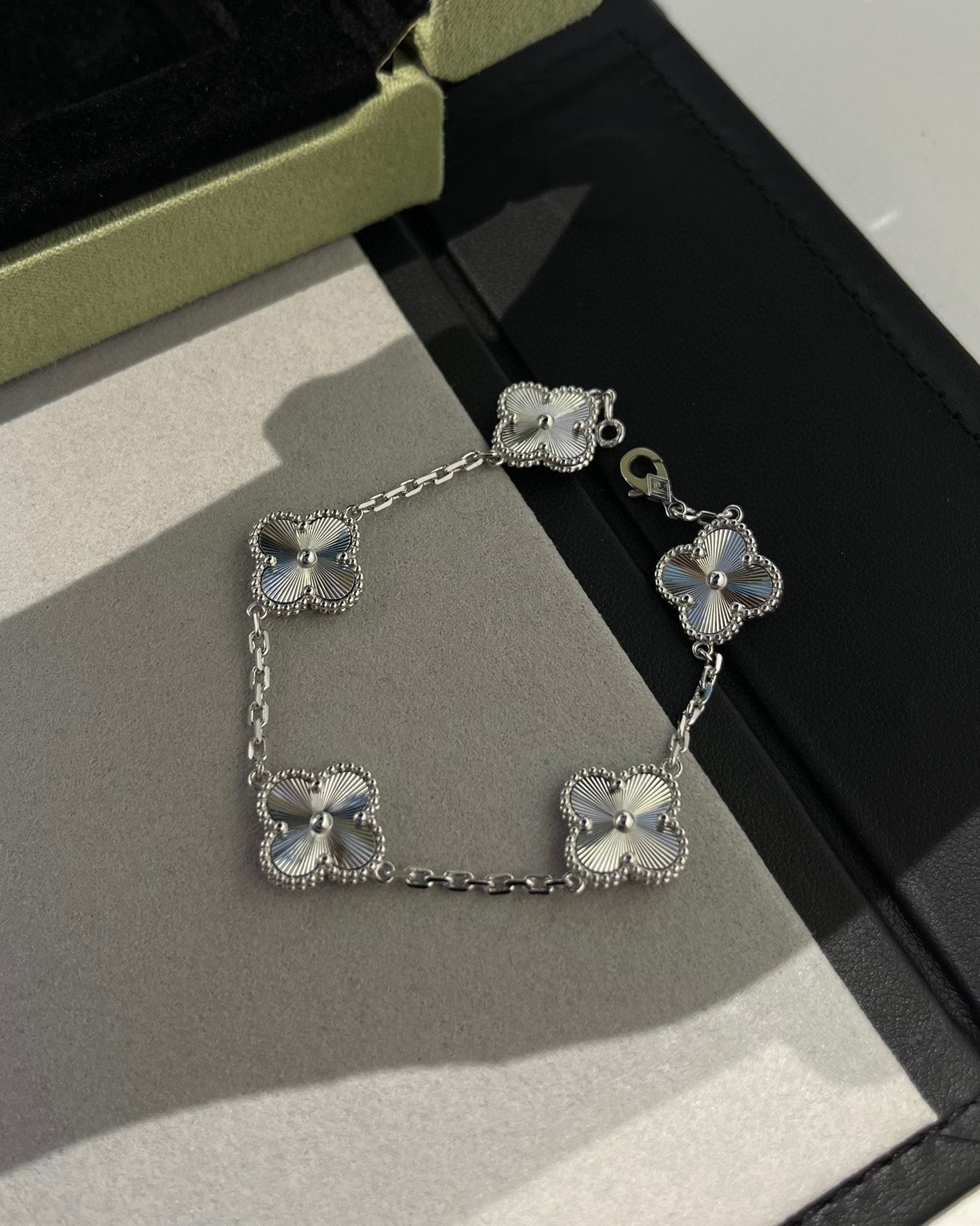 [Zalyn]LUCKY CLOVER 5-MOTIF BRACELET - LASER COLLECTION