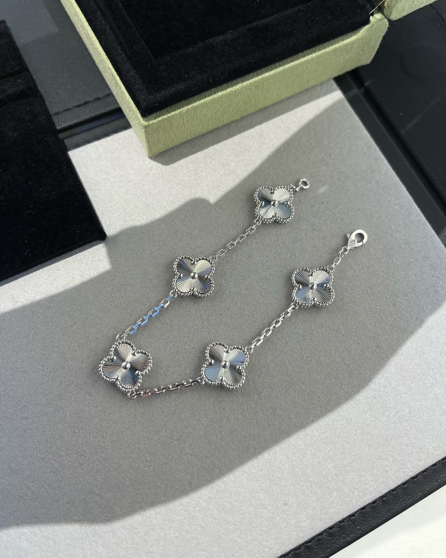[Zalyn]LUCKY CLOVER 5-MOTIF BRACELET - LASER COLLECTION
